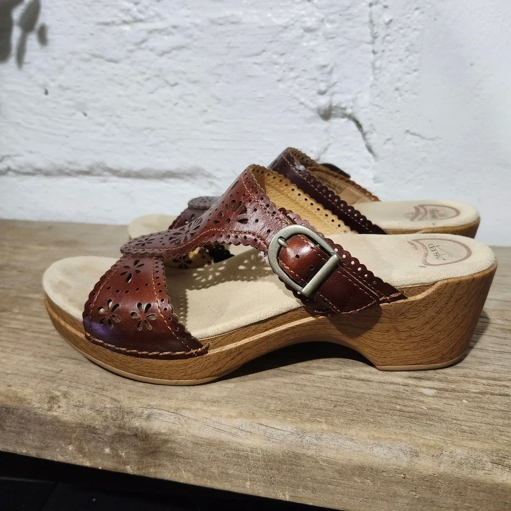 Dansko Brown Leather Floral Laser Cut Wedge Slide Sandals Womens 40 Boho Retro